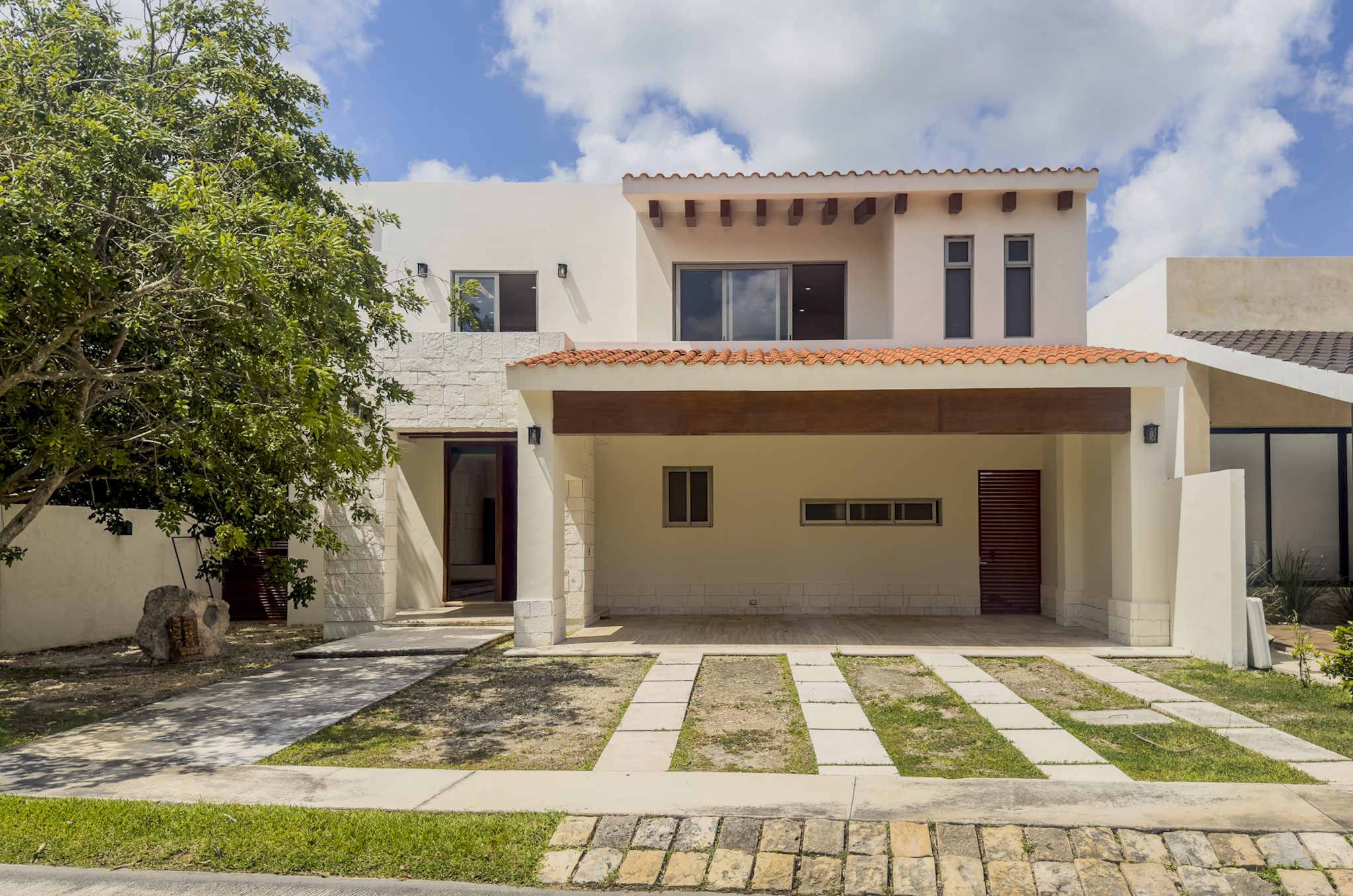 2034- Casa-en-venta-ubicada-en-Cholul-de-4-habitaciones-alberca-en-privada (4).jpg